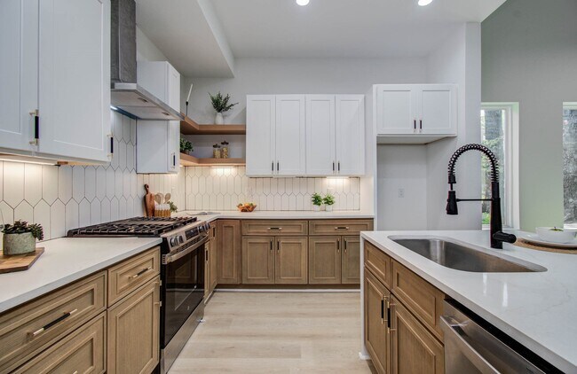 Building Photo - 1802 Rollingwood Dr