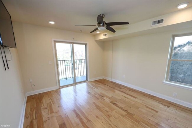 Building Photo - 4 br, 2 bath Triplex - 1950 N GRATZ ST Uni...