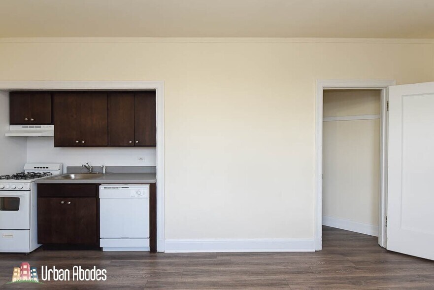 Building Photo - 3314 W Diversey Ave