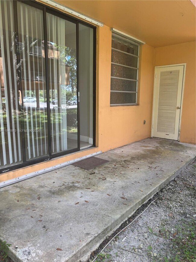 Building Photo - 400 Commodore Dr