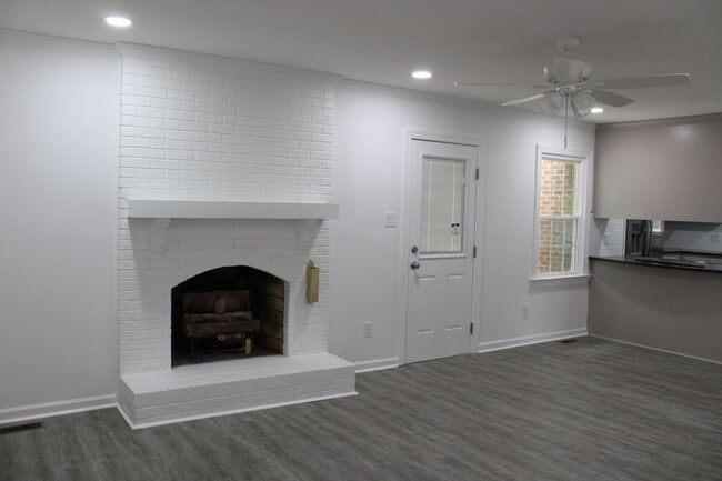 Building Photo - 1204 Queen Anne Rd NW
