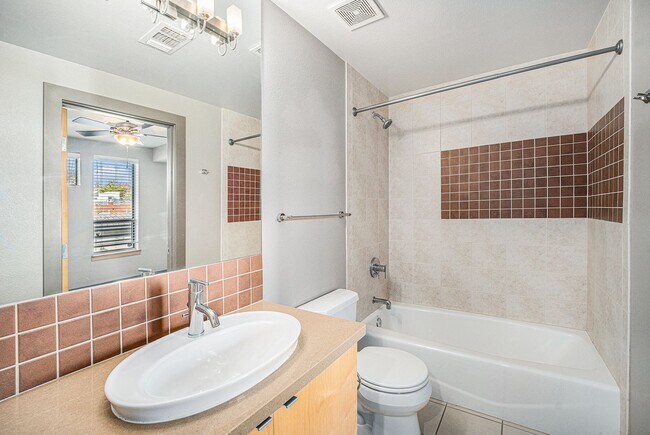 Building Photo - 2 Bed 2 Bath in Prime Location in LoHi