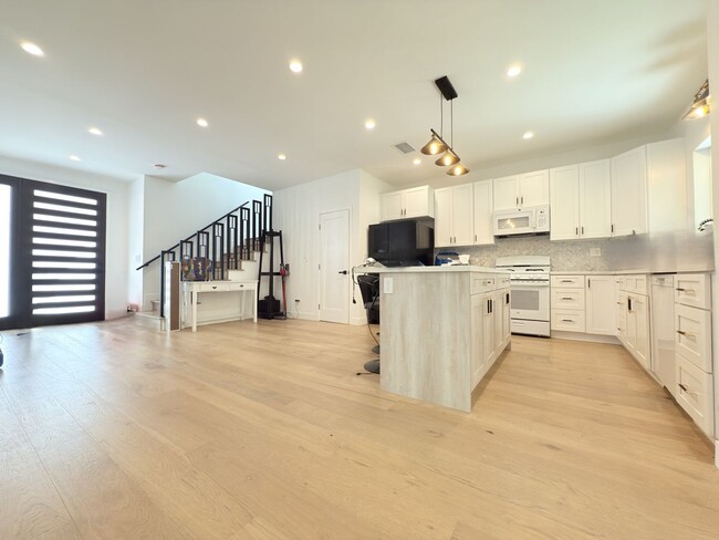 Building Photo - Beautifully Renovated 3-Bedroom Home in We...