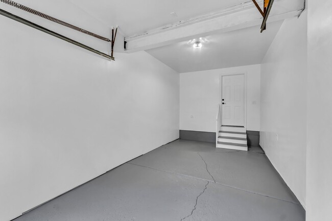 Building Photo - 52 Sebring Dr
