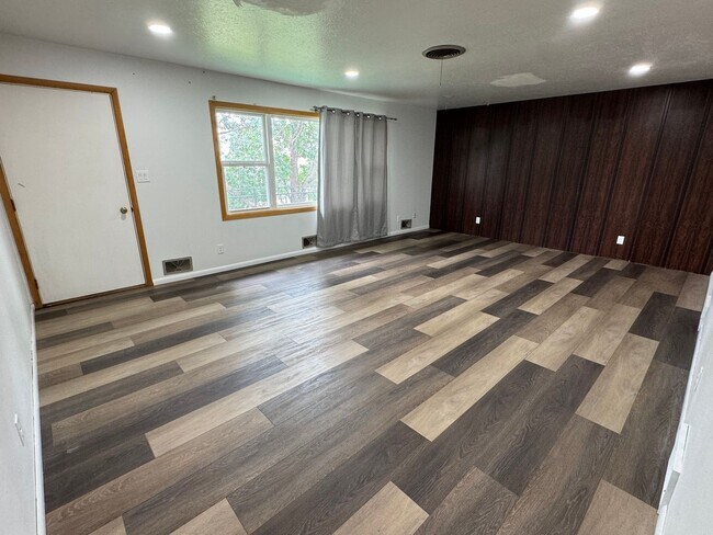 Building Photo - Charming 4-Bedroom Home in East Bismarck