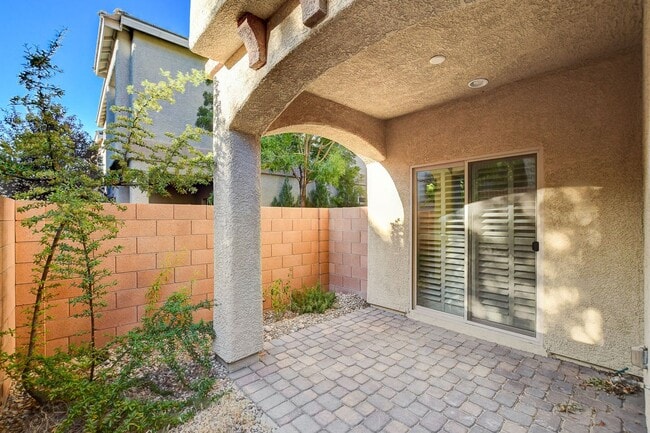 Building Photo - Spacious four bedroom in the Southwest