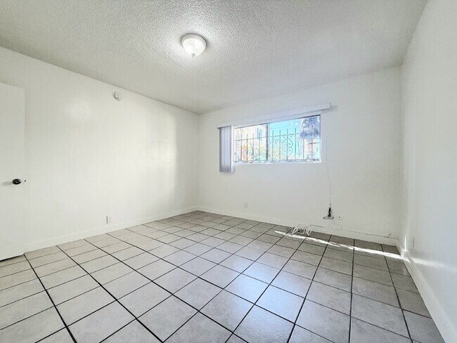 Building Photo - 1017 W 95th St