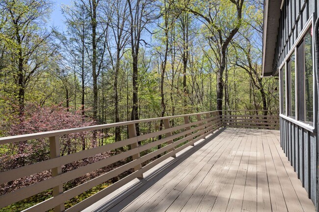 Building Photo - Lovely Home - Beautiful Wooded Setting