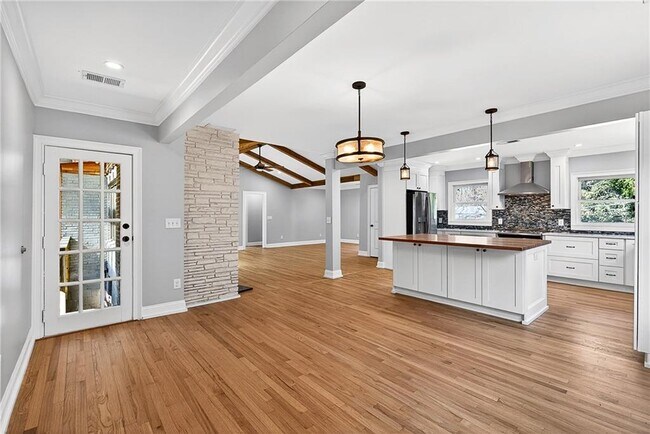 Building Photo - 1319 Chalmette Dr NE