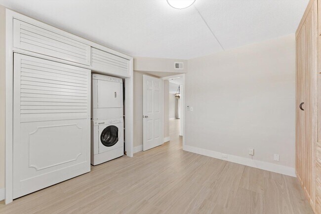 Building Photo - 478 Tequesta Dr