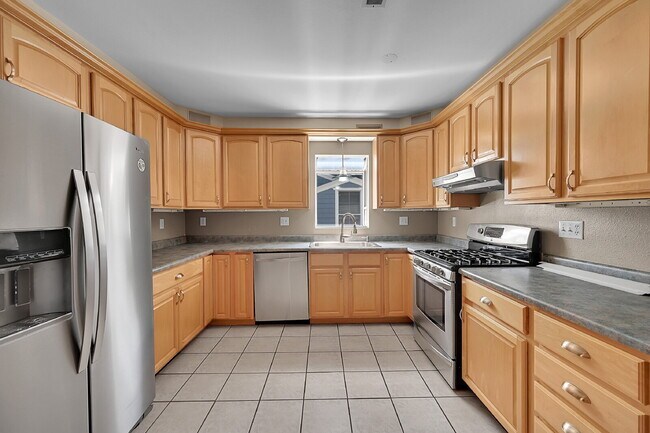Building Photo - $3,195, 3-bed, 3-bath located in Denver wi...