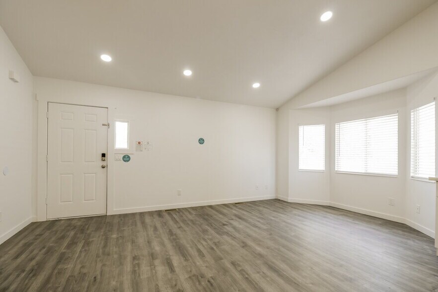 Building Photo - 2098 E Weeping Willow Way