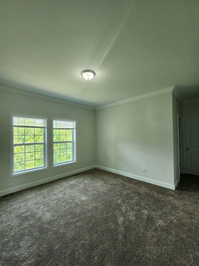 Building Photo - Hendersonville Rental