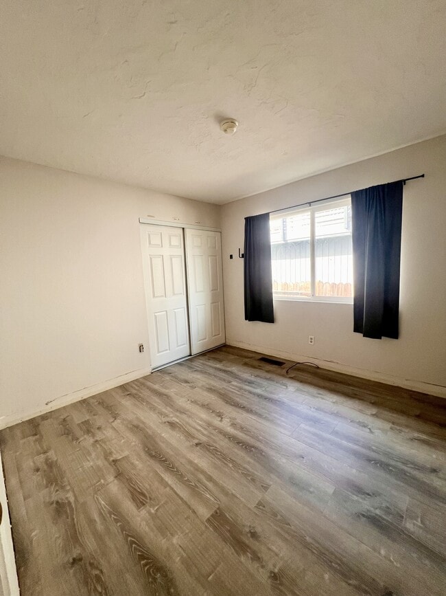 Building Photo - 1569 Golf Course Dr