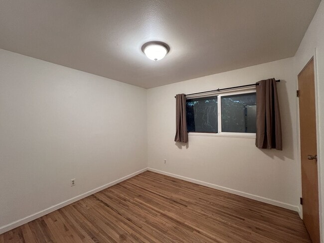Building Photo - 1,192 Square Foot 3 bedroom, 2 bath privat...