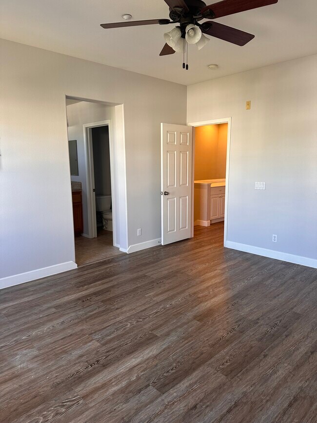 Building Photo - 27 Strawflower St