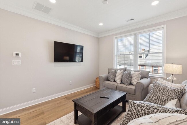 Primary Photo - 153 Morgan St