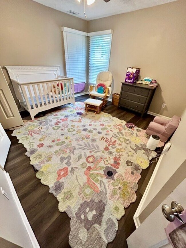 Building Photo - CHARMING HOME IN HIGHLY SOUGHT AFTER NEIGHBORHOOD.