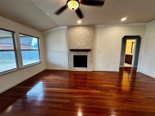 Building Photo - 104 Silk Tree Ln