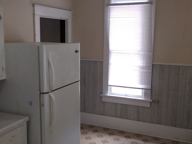 Building Photo - LARGE 2 BEDROOM 1 BATH UPPER LEVEL APARTMENT IN ROSSVILLE