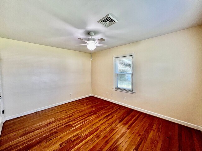 Building Photo - Brick ranch on half acre lot in Virginia B...