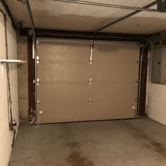 Garage - 733A Cribbs St