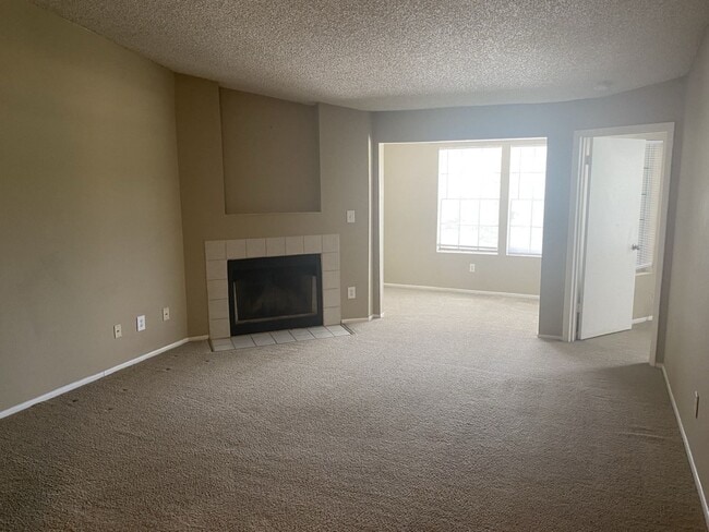 Building Photo - Large 1 Bedroom 1 Bath with fireplace and ...