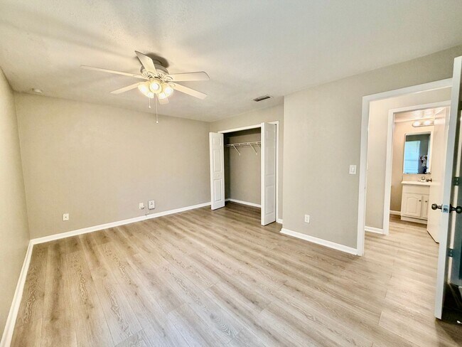 Building Photo - 2 Bedrooms 2 Bath Duplex in Cape Coral