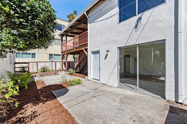 Building Photo - 2325 Russell St