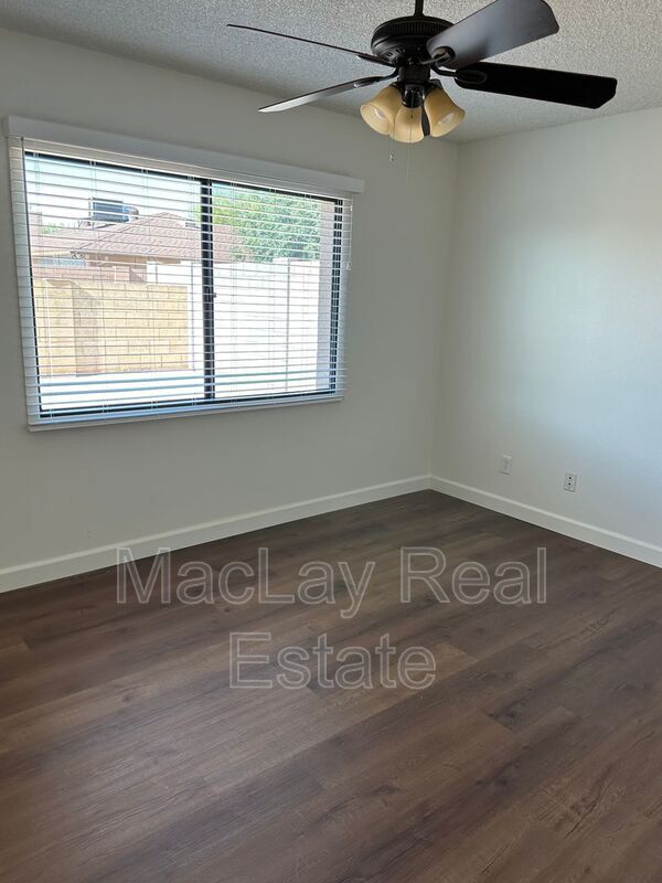 Building Photo - 1221 E Watson Dr