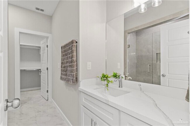 Building Photo - 2713 E Israel Ave