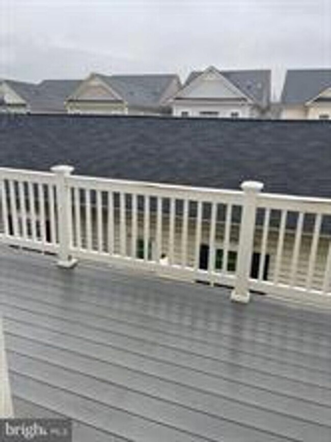 Building Photo - END UNIT TOWNHOUSE WITH 2 CAR GARAGE, 4 BEDROOMS AND 3.5 BATHS..FINISHED REC ROOM