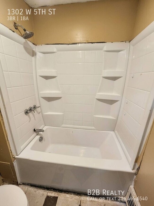 Building Photo - 1302 W 5th St