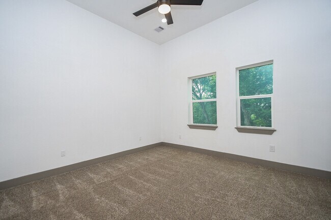 Building Photo - 5901 Crest Ct