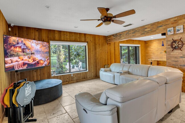 Building Photo - 13400 N Calusa Club Dr