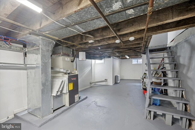Building Photo - Modern 3-Bedroom Rowhome with Backyard Pat...