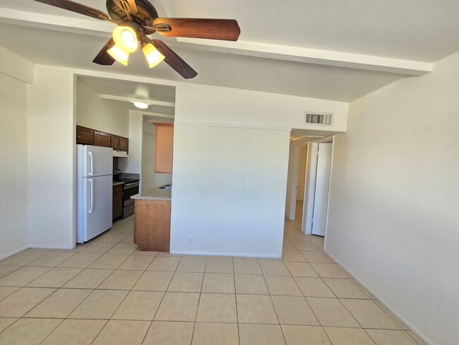 Building Photo - 2 Bed 1 Bath Spacious Apartment