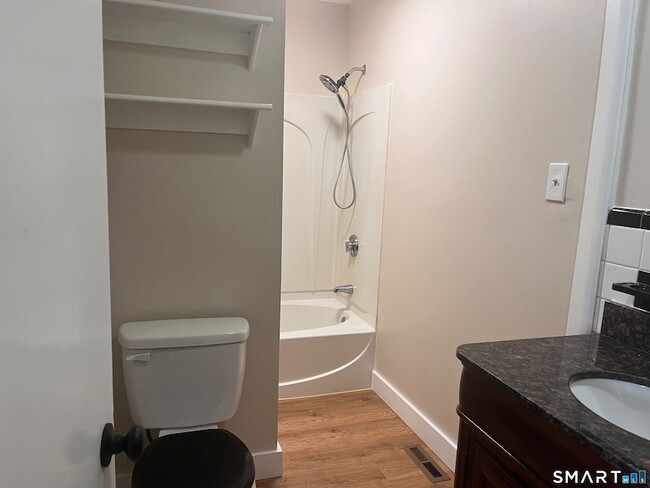 Building Photo - 246 Elm St