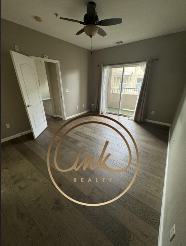 Building Photo - Beautifully remodeled townhouse