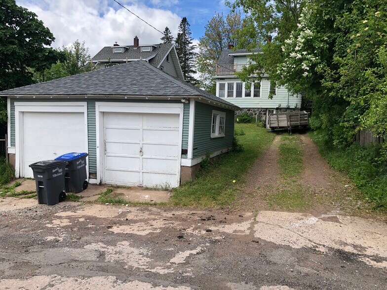 Building Photo - 1624 E 5th St