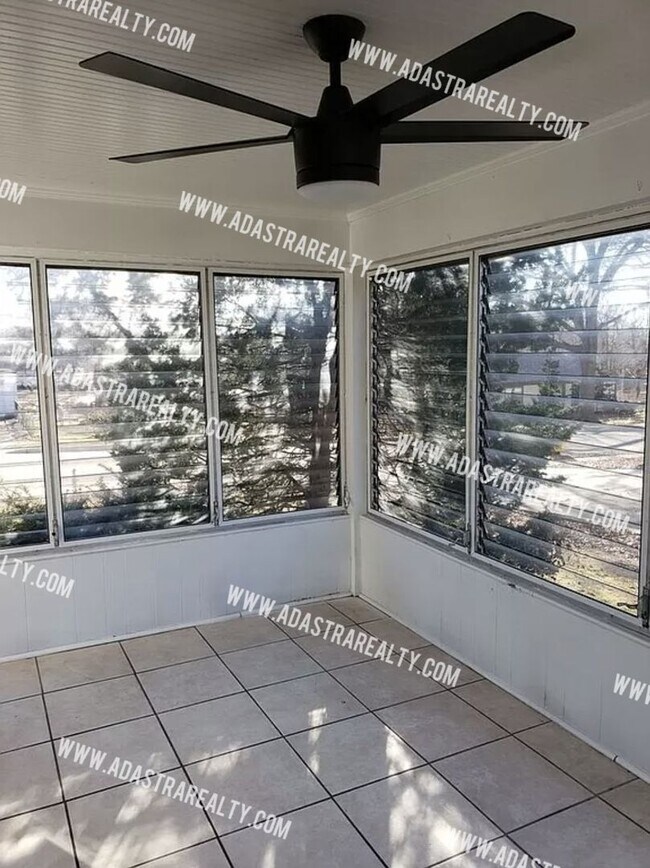 Building Photo - GORGEOUS 3 Bed 2 Bath House in Merriam-Ava...