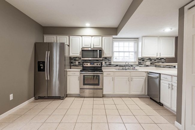 Building Photo - 3360 S Oaklawn Cir