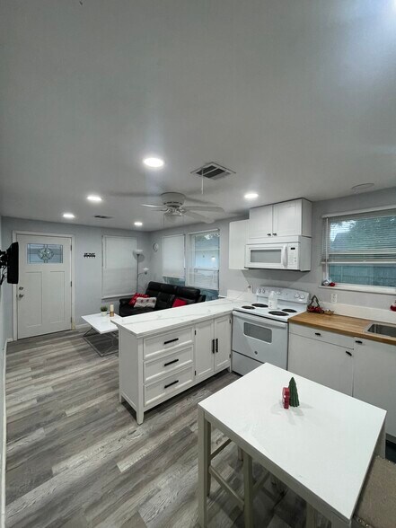 Building Photo - 208 E Magnolia St