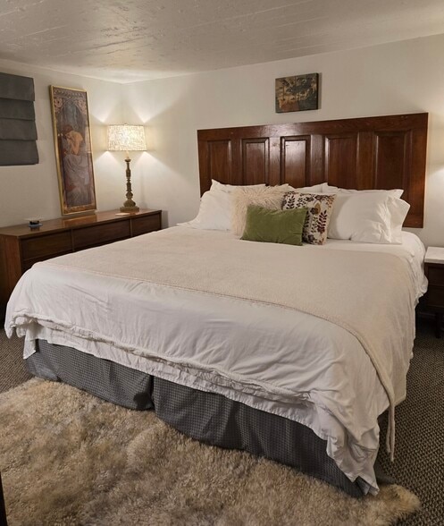 Bedroom with 2 Dressers - 130 S Cortez St