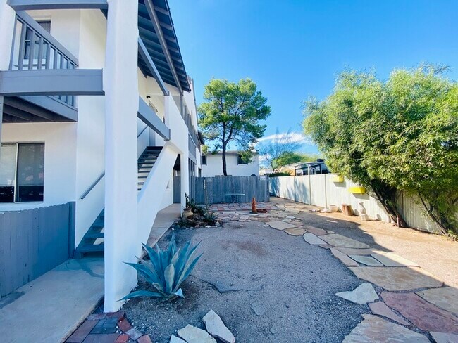 Building Photo - Washer/Dryer in Unit! Remodeled Townhome i...
