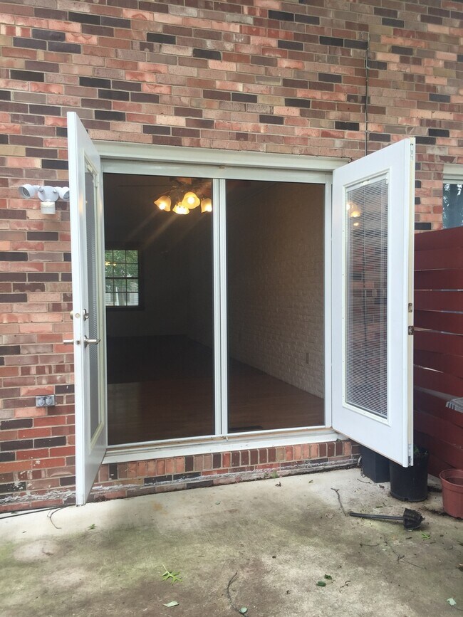 Building Photo - Gorgeous 2 Bedroom, 1.25 Bath Townhouse near UIHC