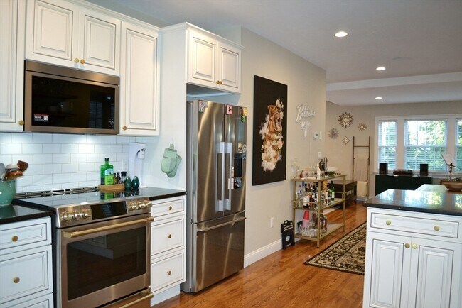 Building Photo - 42 Robinwood Ave