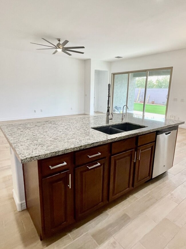 Building Photo - Gorgeous 3 Bed/2.5 Bath + Den Home In Chandler! Gated Community & Upgrades Throughout Home!