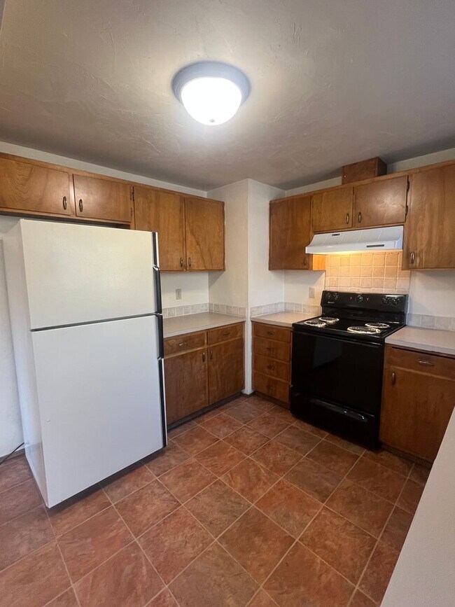 Building Photo - 3-Bedroom 2-Bathroom Single family home in...