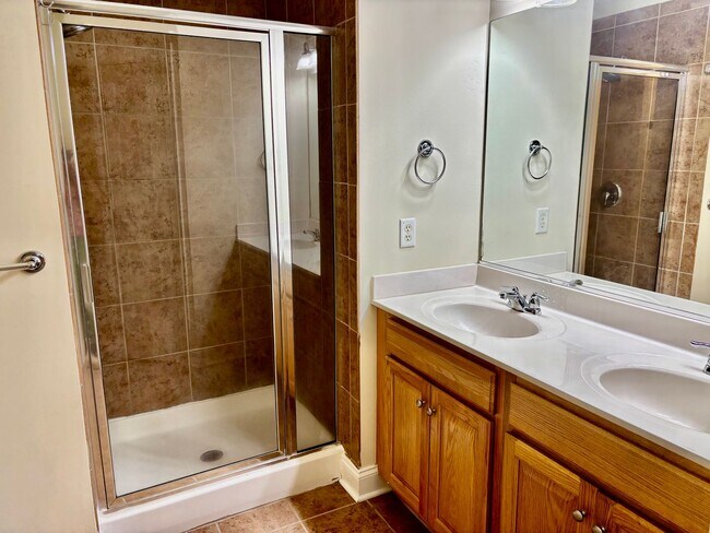 Building Photo - 3 bedroom/ 2 bathroom- Bennington on the Park